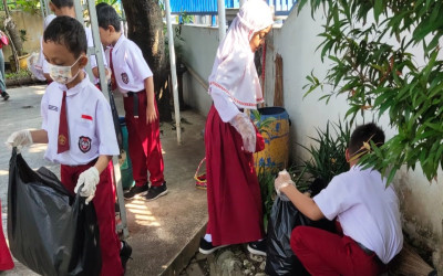 Jumat Bersih dan Sehat untuk Menyambut Hari Bumi